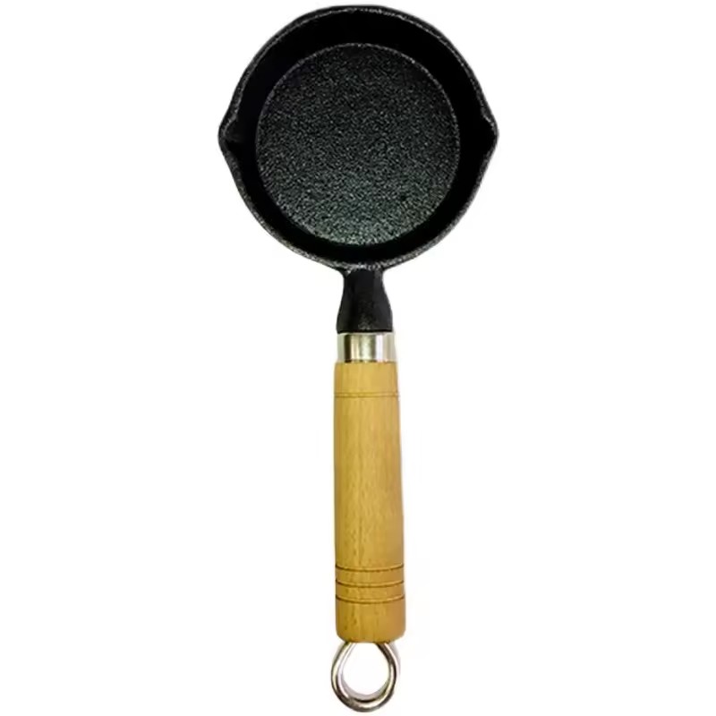 Ложка с лапшой, забрызганная маслом, горячий горшок, мини-чугун, приготовленное масло, маленький железный горшок с пятнами масла